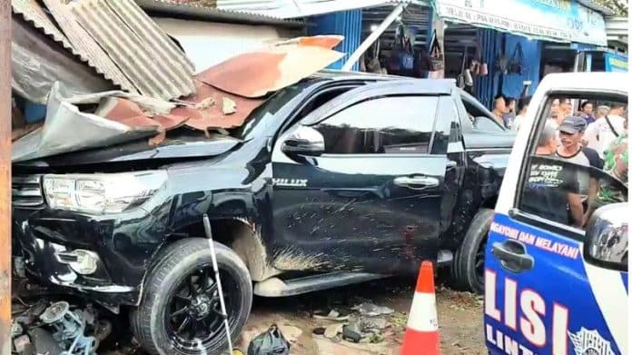 sopir_ngantuk_mobil_dinas_bupati_kuningan_tabrak_sepeda_motor_3_orang_tewas