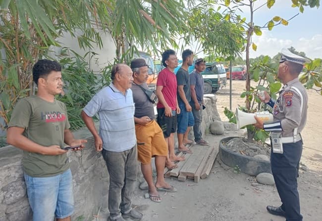 sopir_truk_dapat_arahan_kamseltibcar_dari_satlantas_polres_pelabuhan_belawan