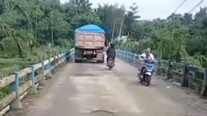 sopir_truk_galian_c_membandel_kades_tadukan_raga_bakal_pasang_portal_jembatan_sei_basah