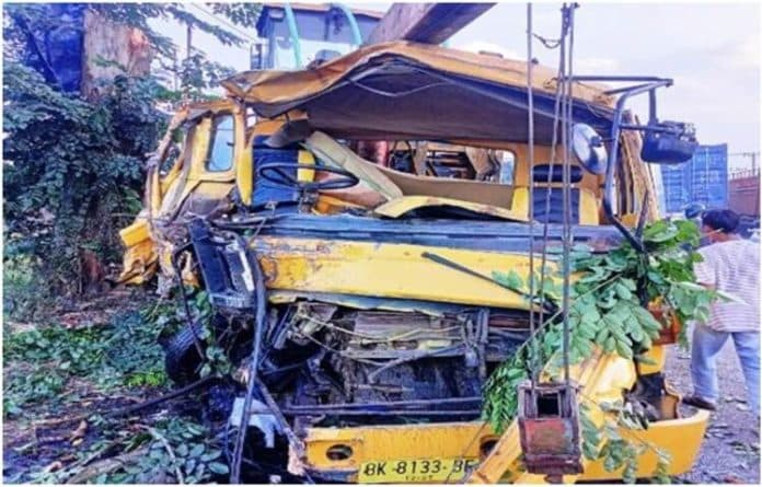 sopir_truk_trado_tabrak_pohon_pinggir_jalan_di_tanjung_morawa_akhirnya_meninggal