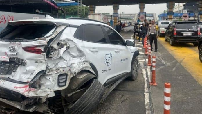 sopir_truk_yang_picu_tabrakan_beruntun_di_gerbang_tol_halim_ditangkap