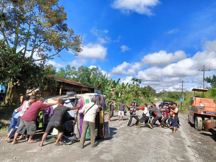 sopir_ugal_ugalan_bus_makaro_terbalik_di_embong_simalungun_6_luka_luka