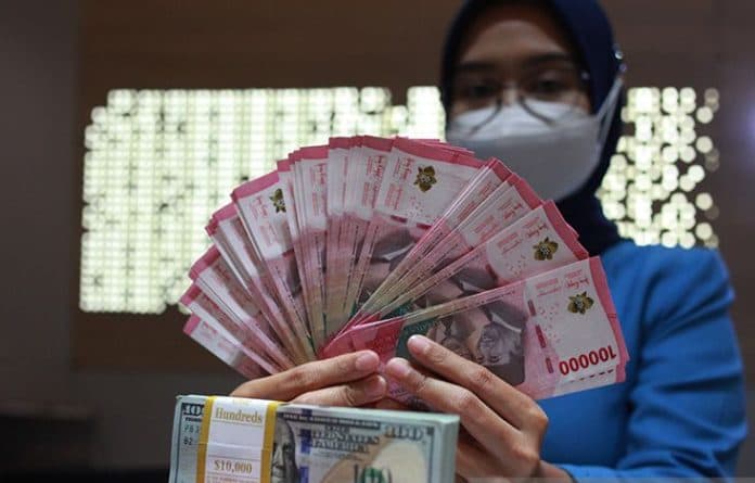 sore_ini_rupiah_tertekan_di_rp15686_per_dolar_as
