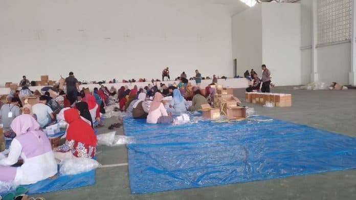 sortir_dan_lipat_surat_suara_personel_polres_labuhanbatu_bersiaga_di_gudang_kpu