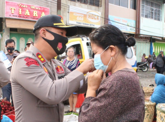 sosialisasi_adaptasi_kebiasaan_baru_kapolres_siantar_turun_ke_pasar_horas