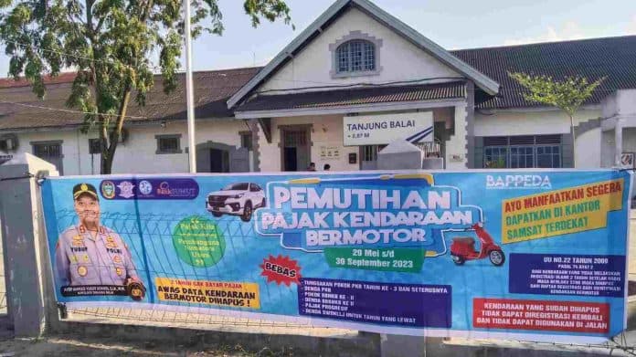 sosialisasikan_pemutihan_pajak_kendaraan_polres_tanjungbalai_sebarkan_spanduk