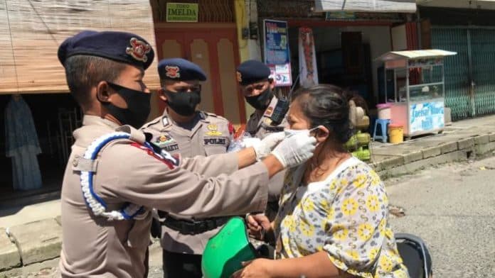 sosialisasikan_prokes_covid_19_brimob_siantar_bagikan_500_masker