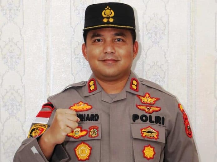 sosok_akbp_reinhard_nainggolan_yang_viral_di_dairi_pernah_selamatkan_janda_di_nias_selatan