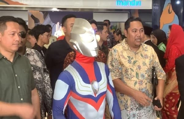 sosok_pemakai_kostum_ultraman_saat_akan_dilantik_jadi_dpr_segini_kekayaannya