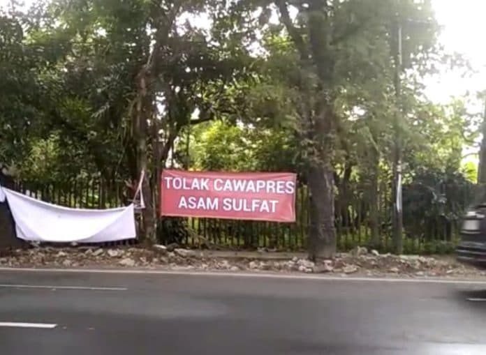 spanduk_bertuliskan_tolak_cawapres_asam_sulfat_hebohkan_warga_medan