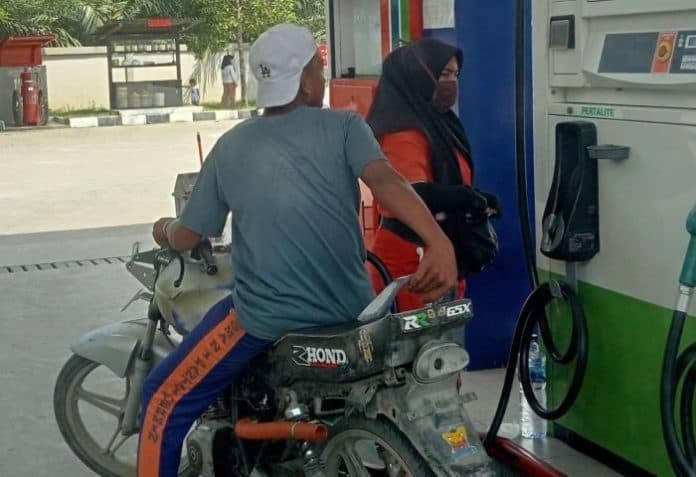 spbu_dodo_pantai_cermin_layani_pembeli_bbm_gunakan_motor_modifikasi