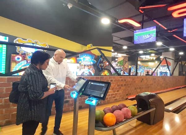 staycation_di_akhir_tahun_nikmati_serunya_main_social_bowling_di_medan