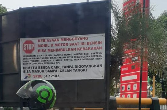 stop_ritual_goyang_mobil_saat_isi_bensin_berisiko_kebakaran_di_spbu