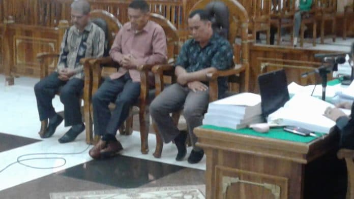 suap_bupati_phakpak_bharat_dua_rekanan_dan_satu_asn_dituntut_2_tahun