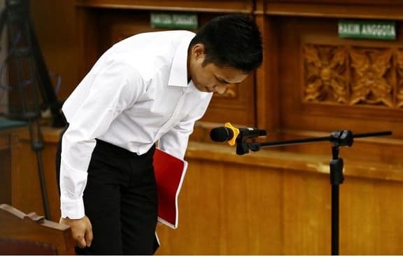 suasana_haru_ketika_bharada_e_berlutut_di_hadapan_ibu_brigadir_j_di_ruang_sidang