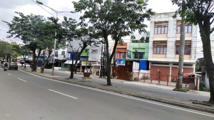suasana_pertokoan_mall_dan_pasar_di_medan_terpantau_sepi_di_hari_natal