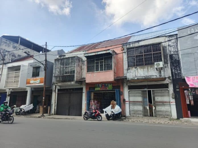 suasana_tahun_baru_sebagian_toko_di_pasar_sambu_medan_masih_tutup