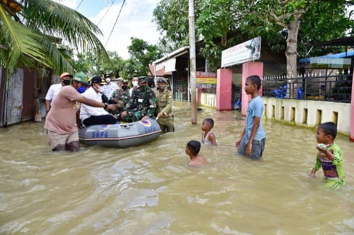 sudah_2_minggu_banjir_di_sergai_belum_surut_bantuan_logistik_mulai_disalurkan