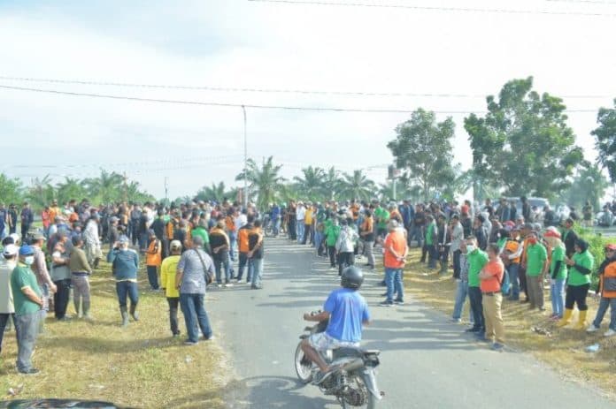 sudah_3_hari_ratusan_karyawan_ptpn2_bertahan_di_areal_hgu_tanjung_garbus