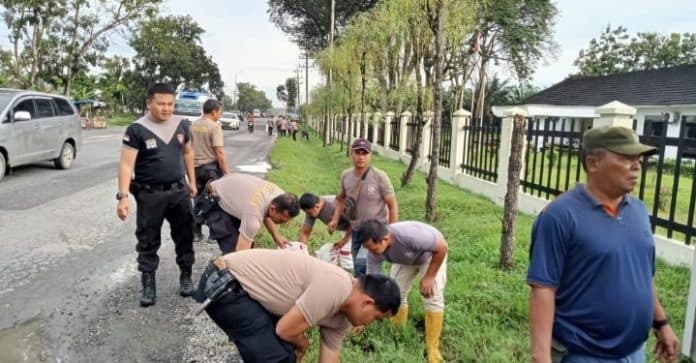 sukseskan_f1h20_di_danau_toba_polisi_gotong_royong_di_perbatasan