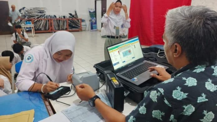 sukseskan_pilkada_serentak_disdukcapil_medan_sambangi_sekolah_rekam_ktp_siswa