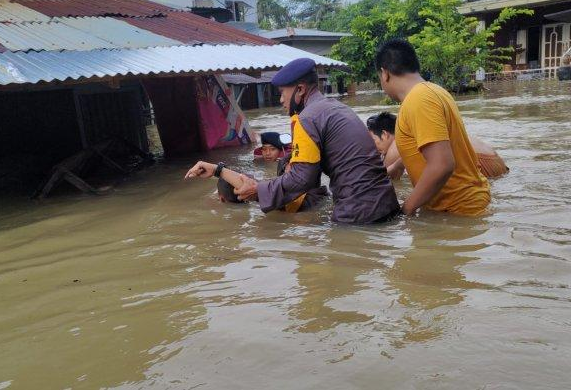 sungai_bangkatan_binjai_meluap_ratusan_rumah_warga_terendam_banjir