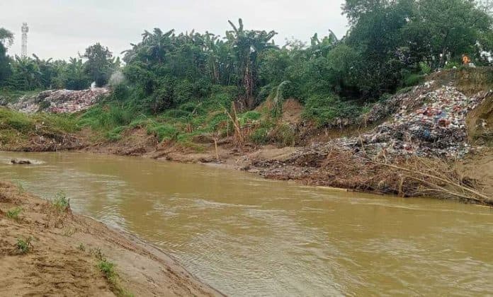 sungai_belumai_di_tanjung_morawa_jadi_lokasi_pembuangan_sampah_warga