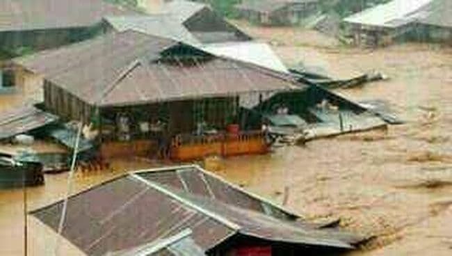 sungai_cikawung_di_garut_meluap_sejumlah_rumah_terendam_banjir
