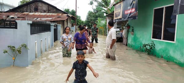 sungai_di_batang_kuis_meluap_rumah_warga_terendam_banjir