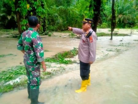 sungai_meluap_25_rumah_di_dusun_13_kelambir_sergai_terendam_banjir