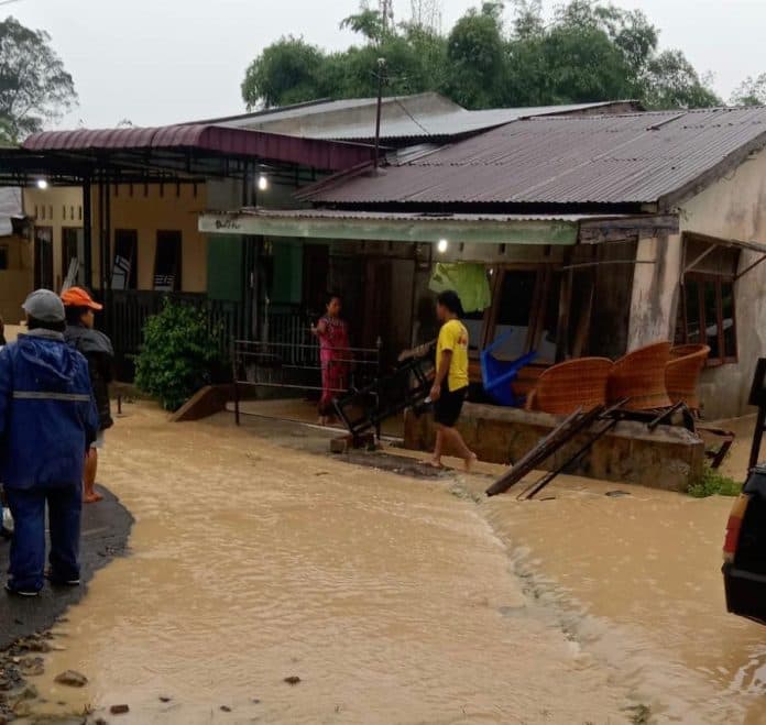 sungai_sikam_meluap_ratusan_rumah_di_serbelawan_terendam_banjir