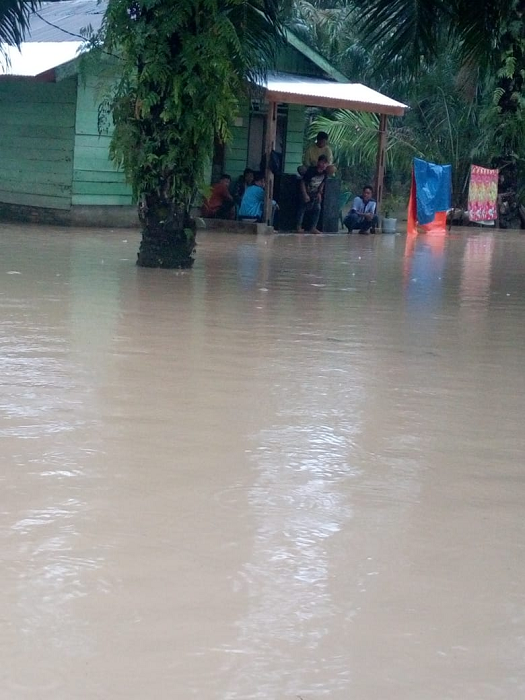 sungai_silau_meluap_87_rumah_di_desa_terusan_tengah_asahan_terendam_banjir