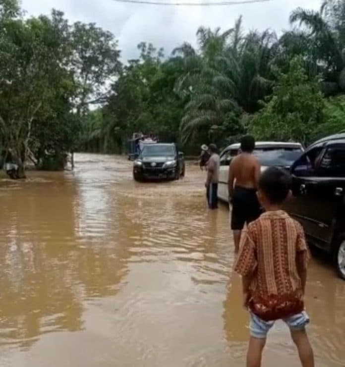 sungai_silau_meluap_jalan_lintas_asahan_simalungun_putus