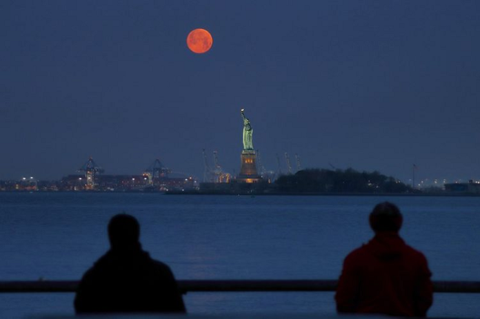super_blood_moon_bersinar_di_atas_liberty_hingga_wtc_as