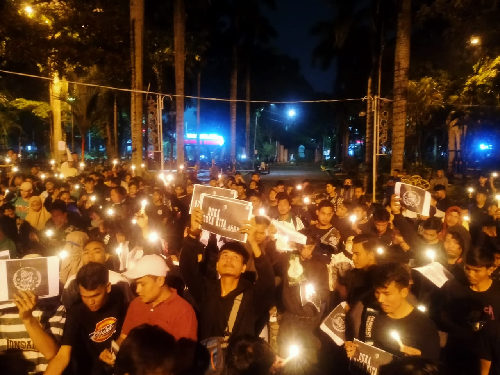 suporter_psms_medan_nyalakan_1000_lilin_untuk_korban_tragedi_kanjuruhan