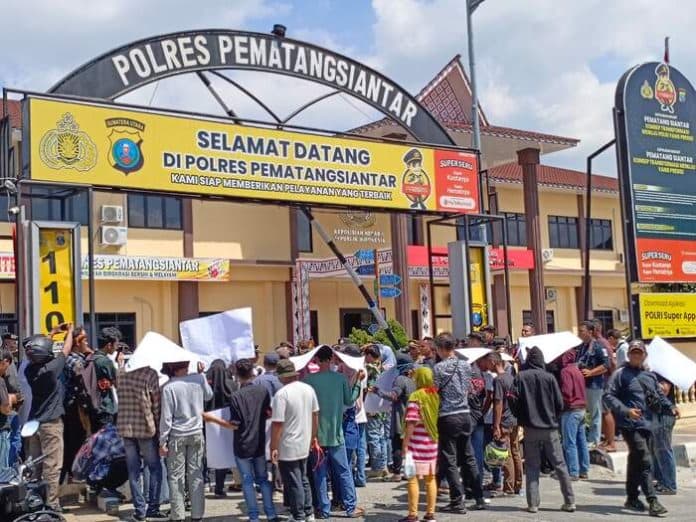 surat_tanah_jalan_tol_diduga_dipalsukan_pejabat_fs_akp_demo_di_polres_dan_bpn_siantar