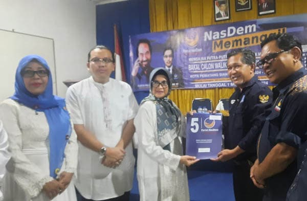 susanti_dewayani_kembalikan_formulir_pendaftaran_bakal_calon_wali_kota_ke_partai_nasdem