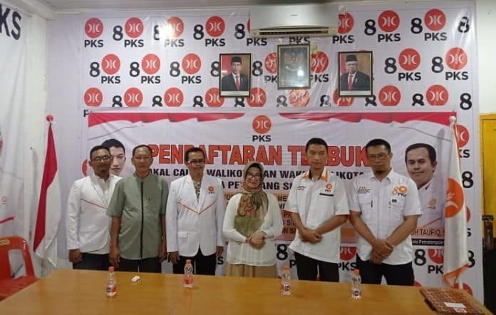 susanti_dewayani_orang_ketiga_kembalikan_formulir_ke_pks_siantar