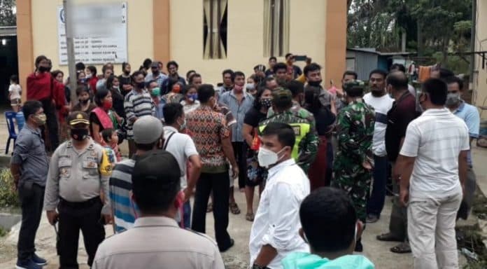 suspek_covid_19_dimakamkan_sesuai_prokes_proses_pemakaman_seorang_pendeta_di_siantar_tuai_protes
