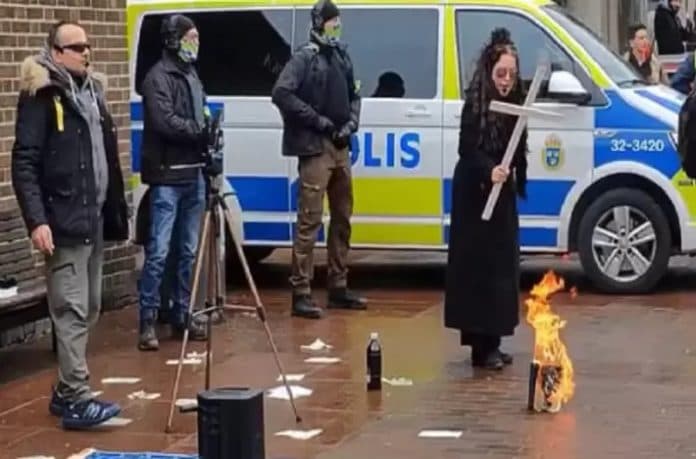 swedia_izinkan_aksi_demo_dengan_membakar_al_quran