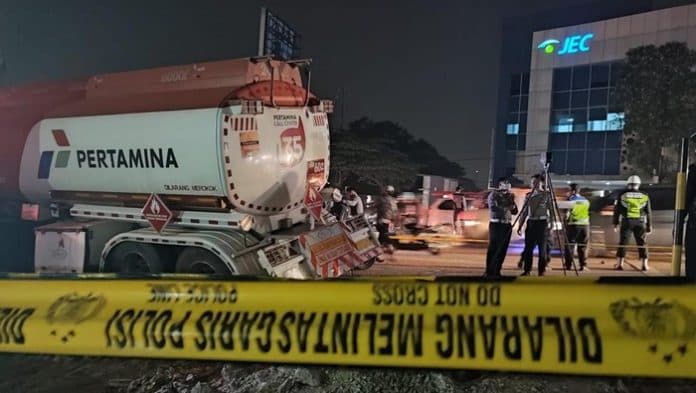tabrak_belakang_di_lampu_merah_makan_korban_ini_cara_menghindari