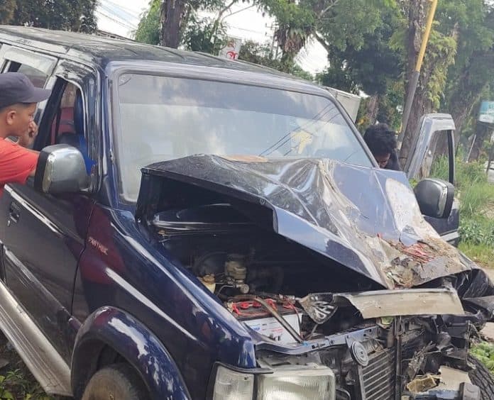 tabrak_bokong_bus_pmh_di_jalan_parapat_siantar_penumpang_isuzu_panther_tewas