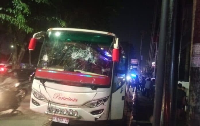 tabrak_lari_bus_pariwisata_dirusak_massa_di_medan_sopirnya_kabur