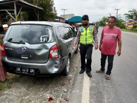 tabrak_minibus_berhenti_di_batu_bara_guru_ngaji_tewas