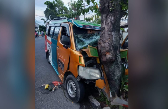 tabrak_pohon_di_jalan_medan_sopir_dan_penumpang_dilarikan_ke_rumah_sakit