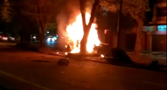 tabrak_pohon_pengemudi_honda_freed_tewas_terpanggang