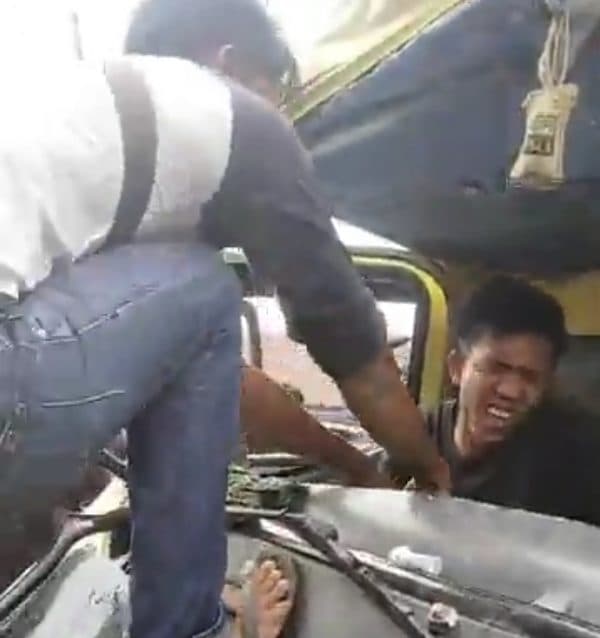 tabrak_tronton_berhenti_di_batu_bara_supir_truk_colt_diesel_terjepit