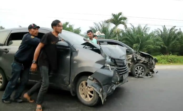 tabrakan_beruntun_3_mobil_di_jalinsum_asahan_13_orang_luka_luka