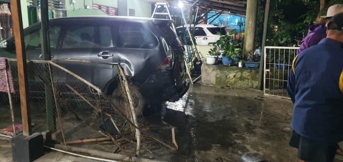 tabrakan_beruntun_empat_mobil_dan_satu_rumah_di_asrama_rindam_rusak