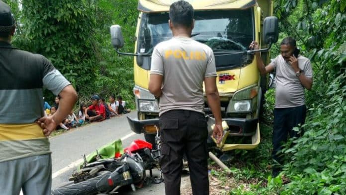 tabrakan_dengan_dump_truk_pelajar_smp_di_sinehi_dairi_kritis